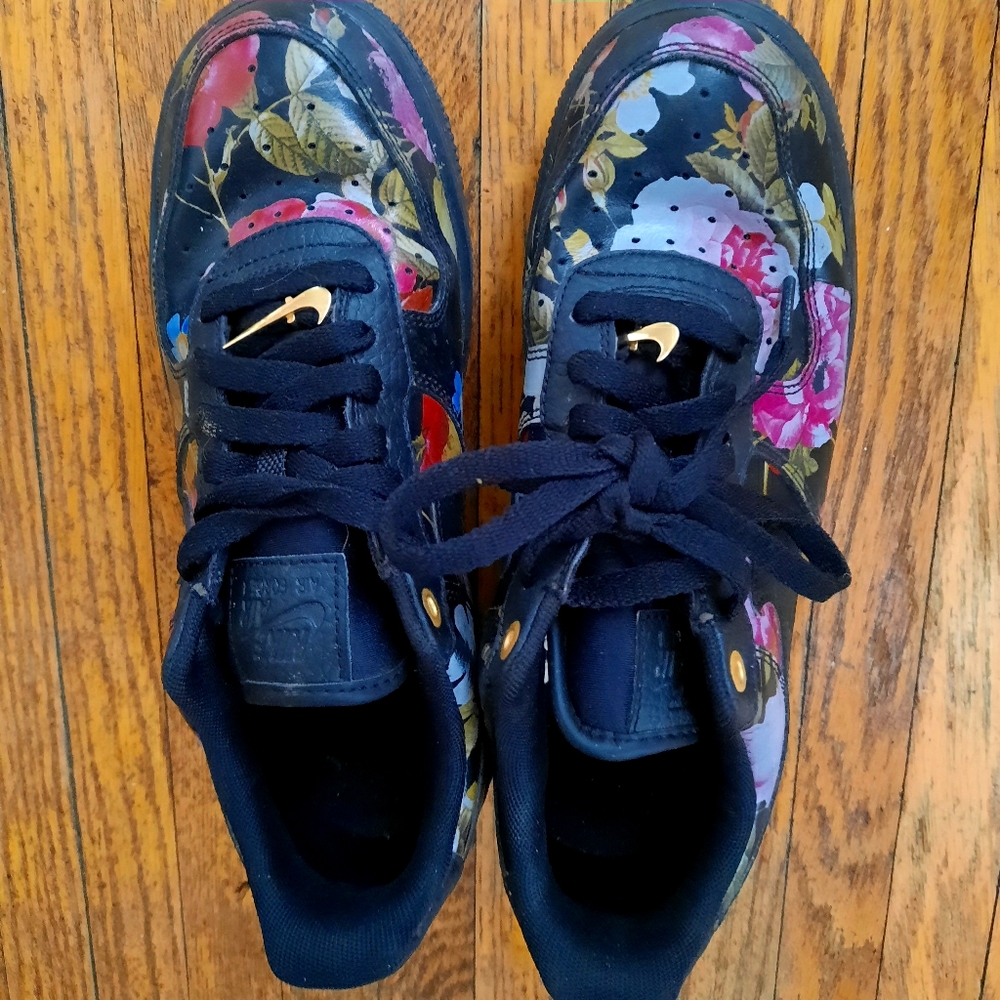 Nikes size 8